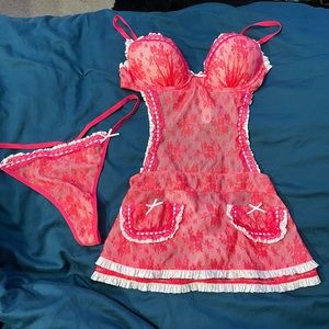 Vintage Victoria’s Secret apron bra and panty… very flattering